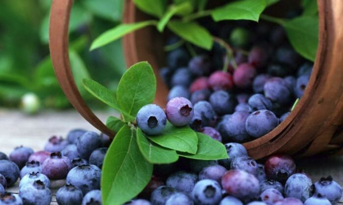 Blueberries are a popular berry that is effective in improving visual acuity. 