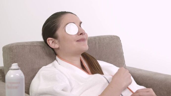 Relaxing compresses for the eyes will help restore vision